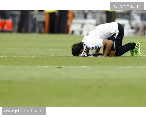 小牛在绿茵场上崭露头角成为新一代足球明星的故事 小牛在绿茵场上崭露头角成为新一代足球明星的故事